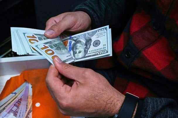 Економіст розповів, коли найкраще купувати долар