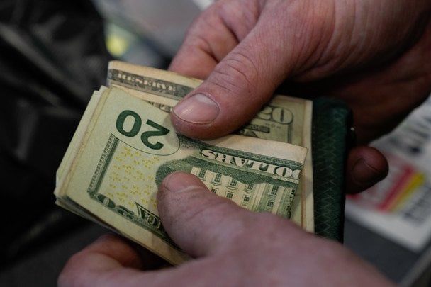 Яким буде курс долара в Україні перед Великоднем: прогноз банкіра