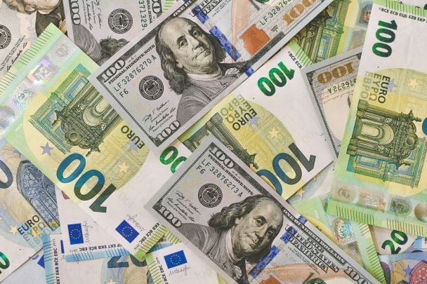 Курс валют на 17 лютого: скільки коштуватимуть долар, євро і злотий