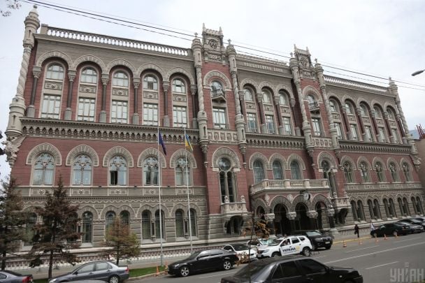 НБУ помʼякшив валютні обмеження: що і для кого змінилось