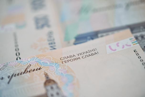 Українців попередили про “застарілі” гроші: які купюри вже не приймуть у магазинах